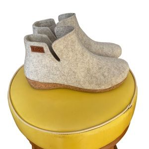 1. Taos good wool boots size 41